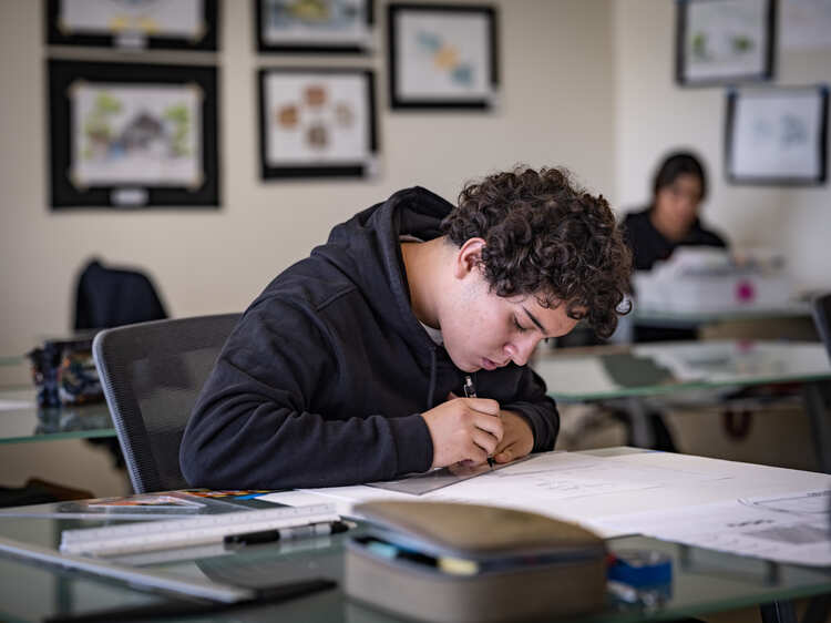 alumno estudiando en clase