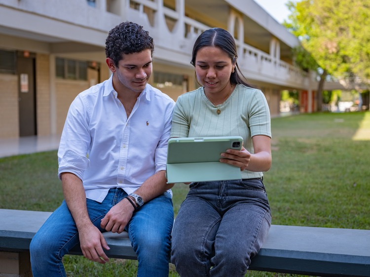 alumnos utilizan tableta en campus