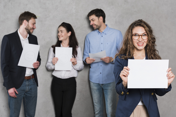 mujer sosteniendo su cv