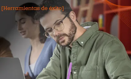 estudiante de doctorado escribiendo 