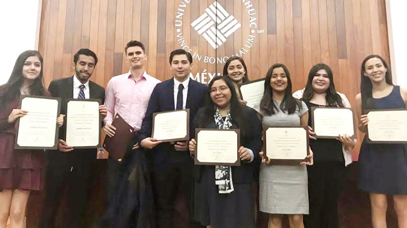 Alumnos de la Facultad de Ciencias Actuariales reciben el premio a la Excelencia Académica 