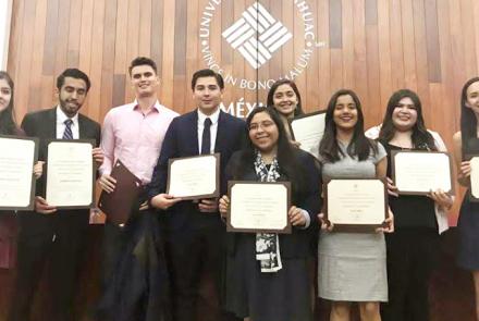 Alumnos de la Facultad de Ciencias Actuariales reciben el premio a la Excelencia Académica 