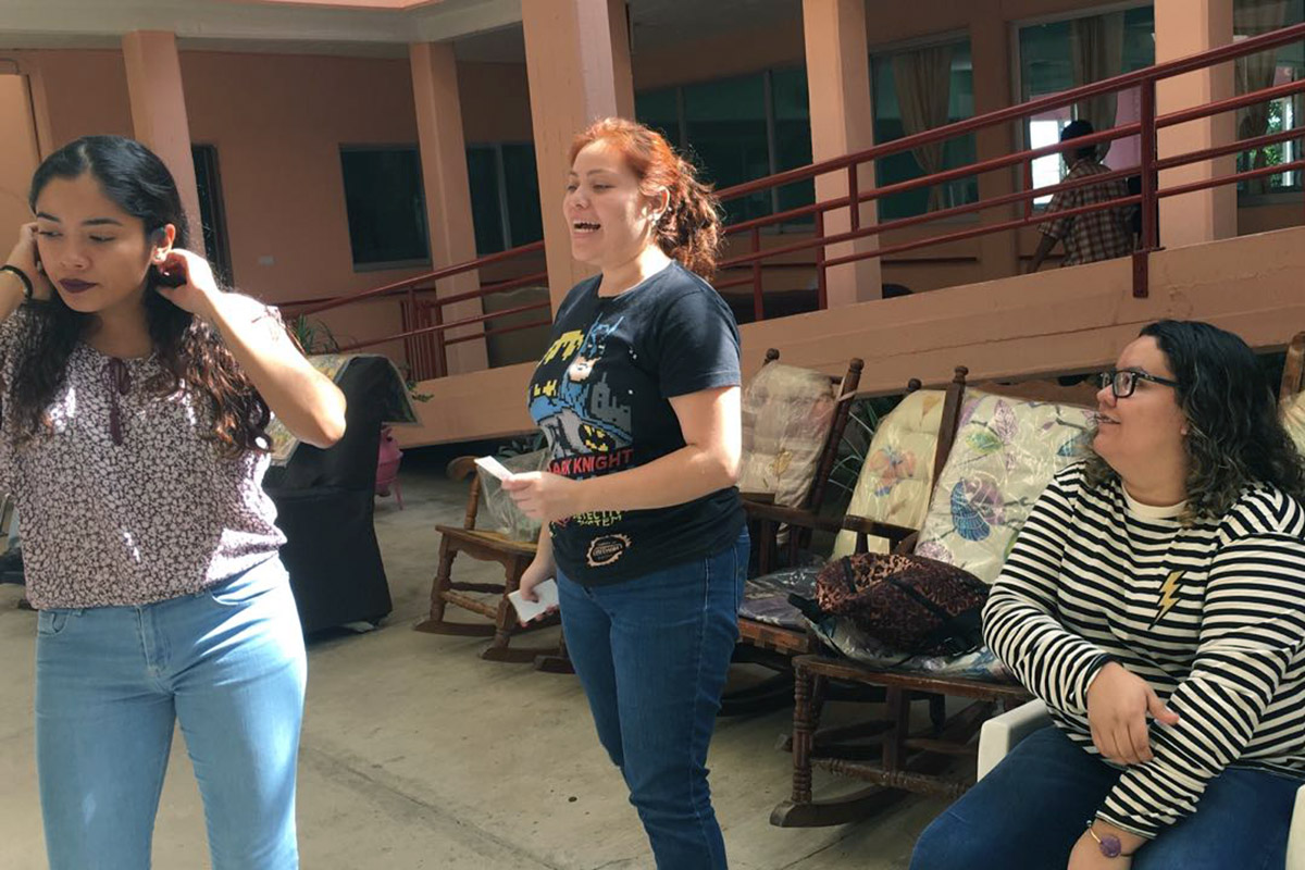 1 / 4 - Alumnos de Psicología visitan el Asilo de Cáritas Xalapa
