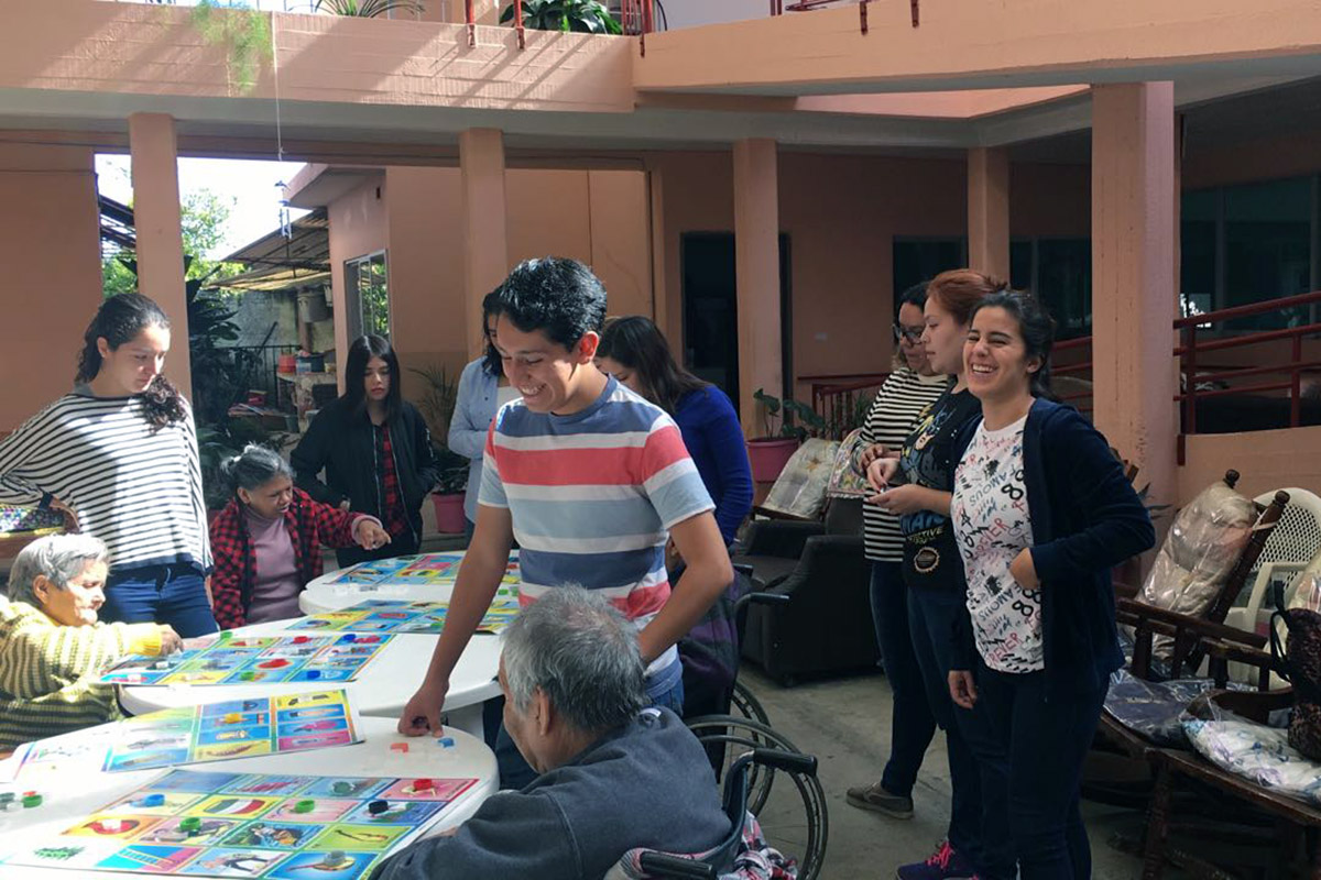 4 / 4 - Alumnos de Psicología visitan el Asilo de Cáritas Xalapa