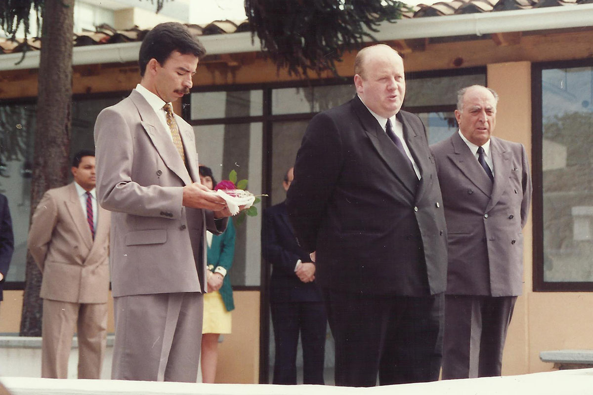 2 / 17 - - 1993, P. Raymund y P. Gregorio en el primer día de clases.