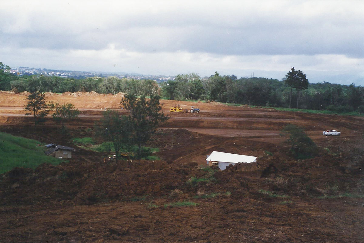 8 / 17 - - 1996, Movimientos de tierra para el nuevo Campus.