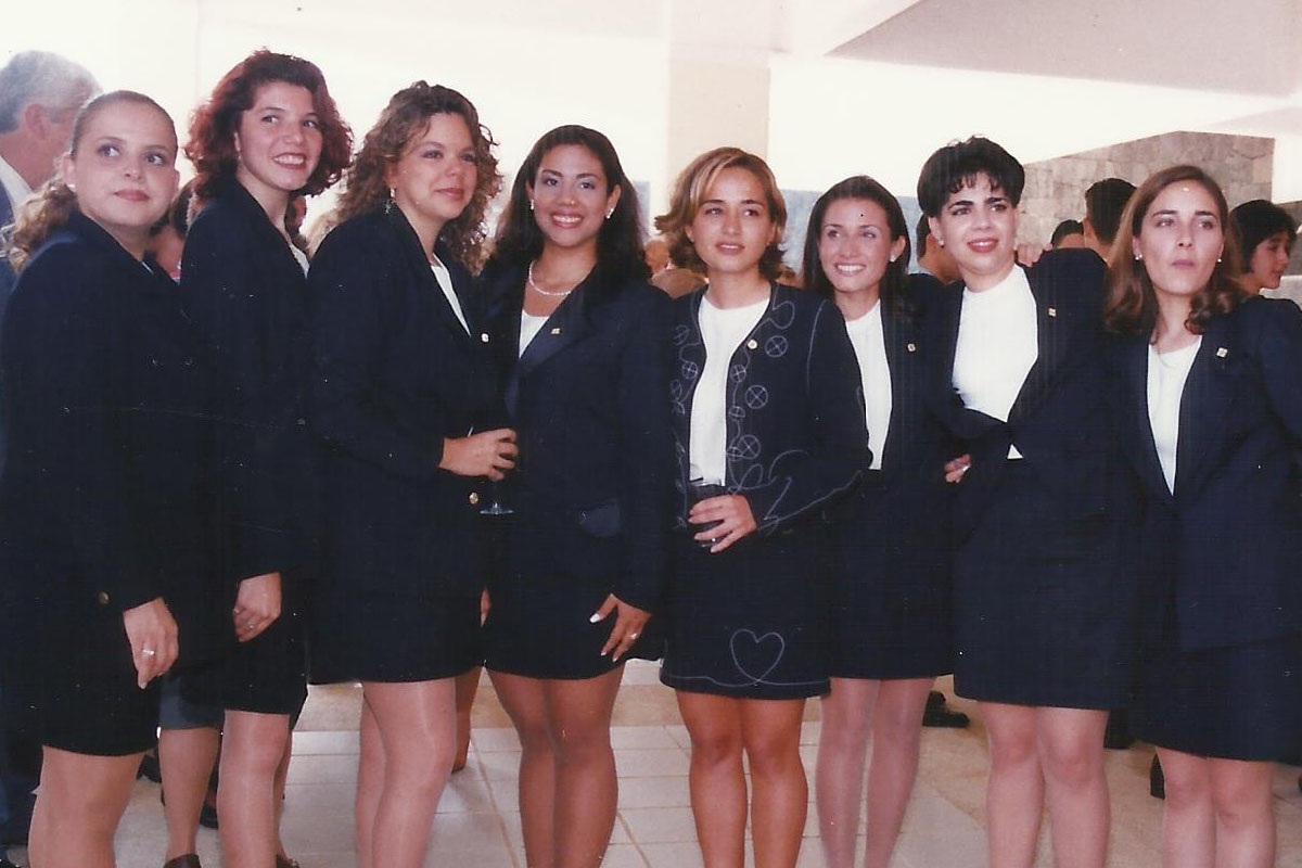 10 / 17 - - 1997, Egresa la primera generación de Administración.