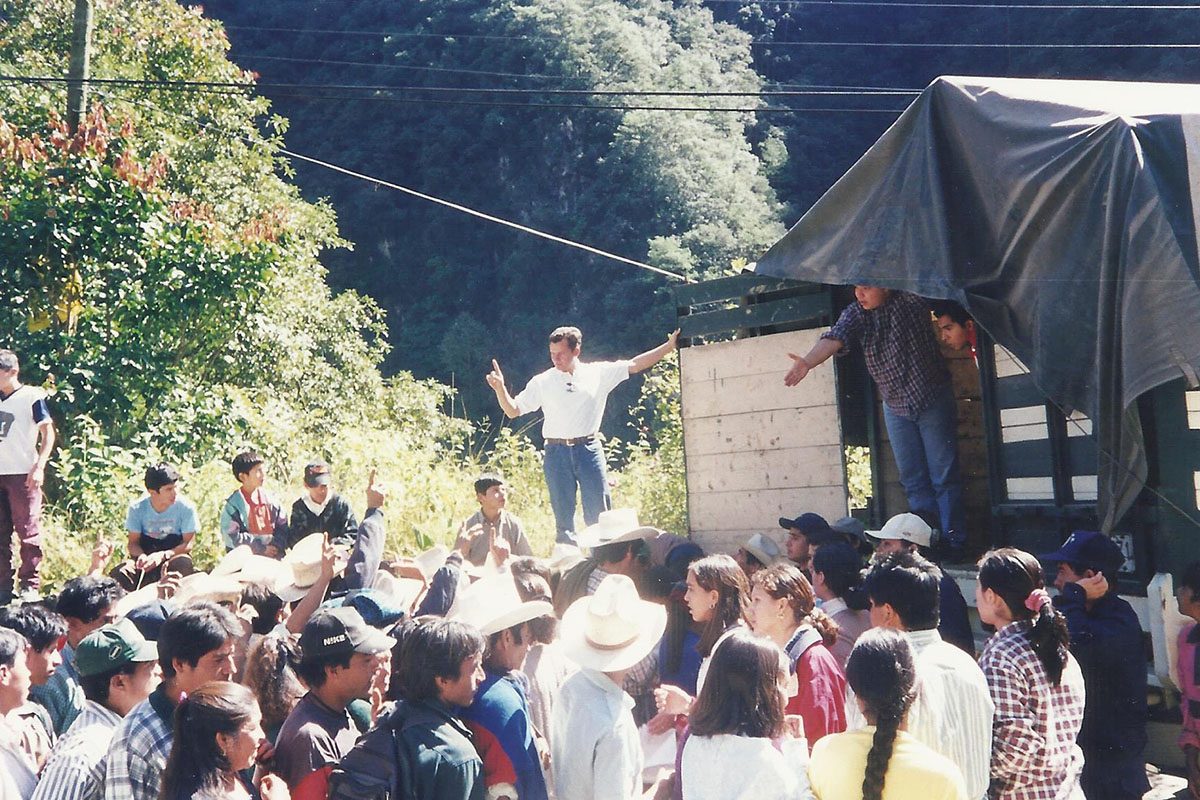 13 / 17 - - 1999, Comunidad Anáhuac entregando ayuda a Las Minas.