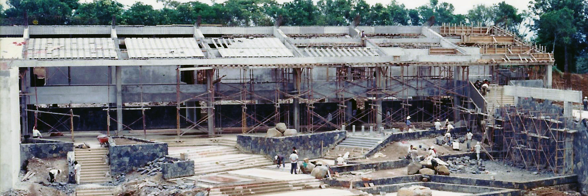 1996 / Primeros edificios del nuevo Campus.