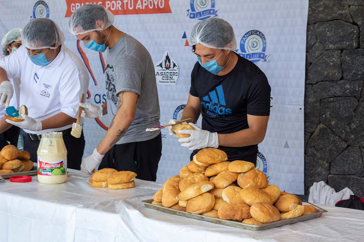 3 / 10 - Voluntarios en la preparación de las tortas.