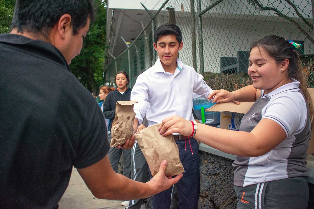 8 / 10 - Alumnos de Prepa Anáhuac entregan tortas y bebidas en diversos hospitales.
