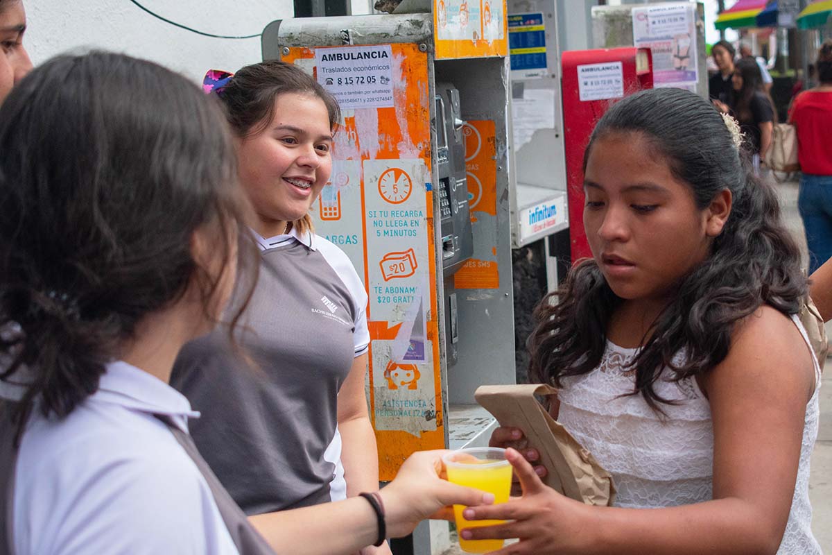 9 / 10 - Los alumnos de Prepa Anáhuac fueron parte integral en la distribución.
