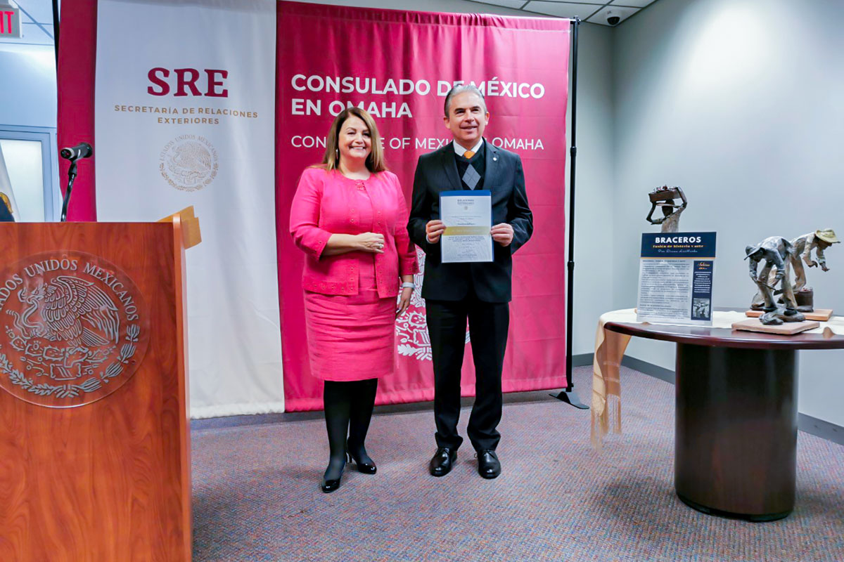 1 / 3 - El Consulado de México en Omaha entrega Reconocimiento al Dr. Luis Linares Romero