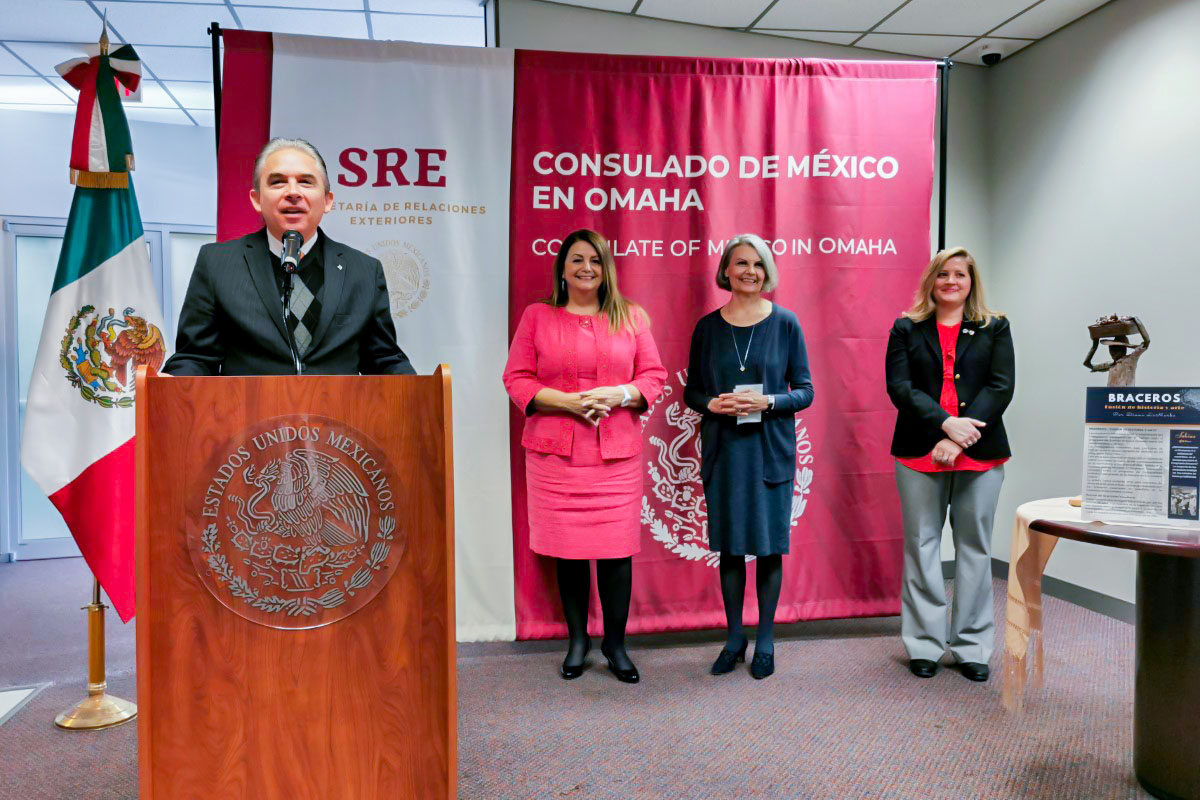 2 / 3 - El Consulado de México en Omaha entrega Reconocimiento al Dr. Luis Linares Romero