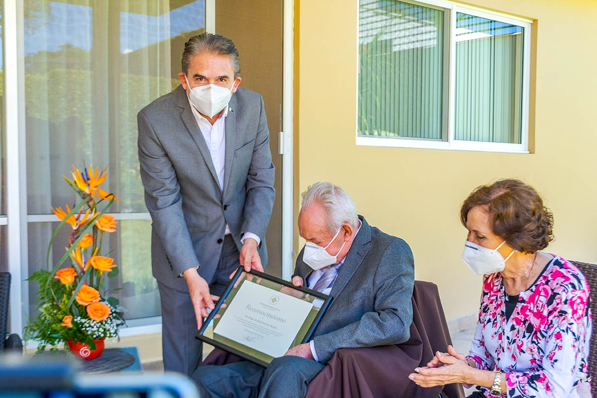 2 / 4 - Homenaje al Dr. Felipe de Jesús Sánchez Ancira por el Día del Médico