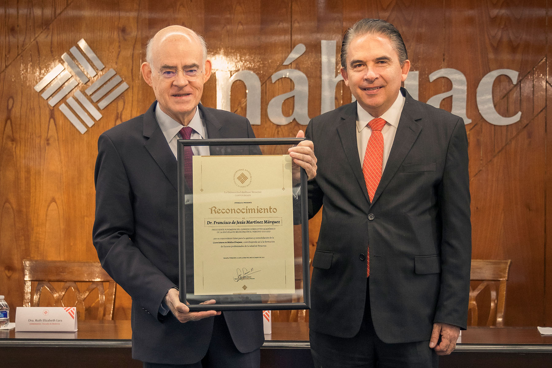 22 / 37 - Ceremonia de Agradecimiento al Dr. Francisco de Jesús Martínez Márquez