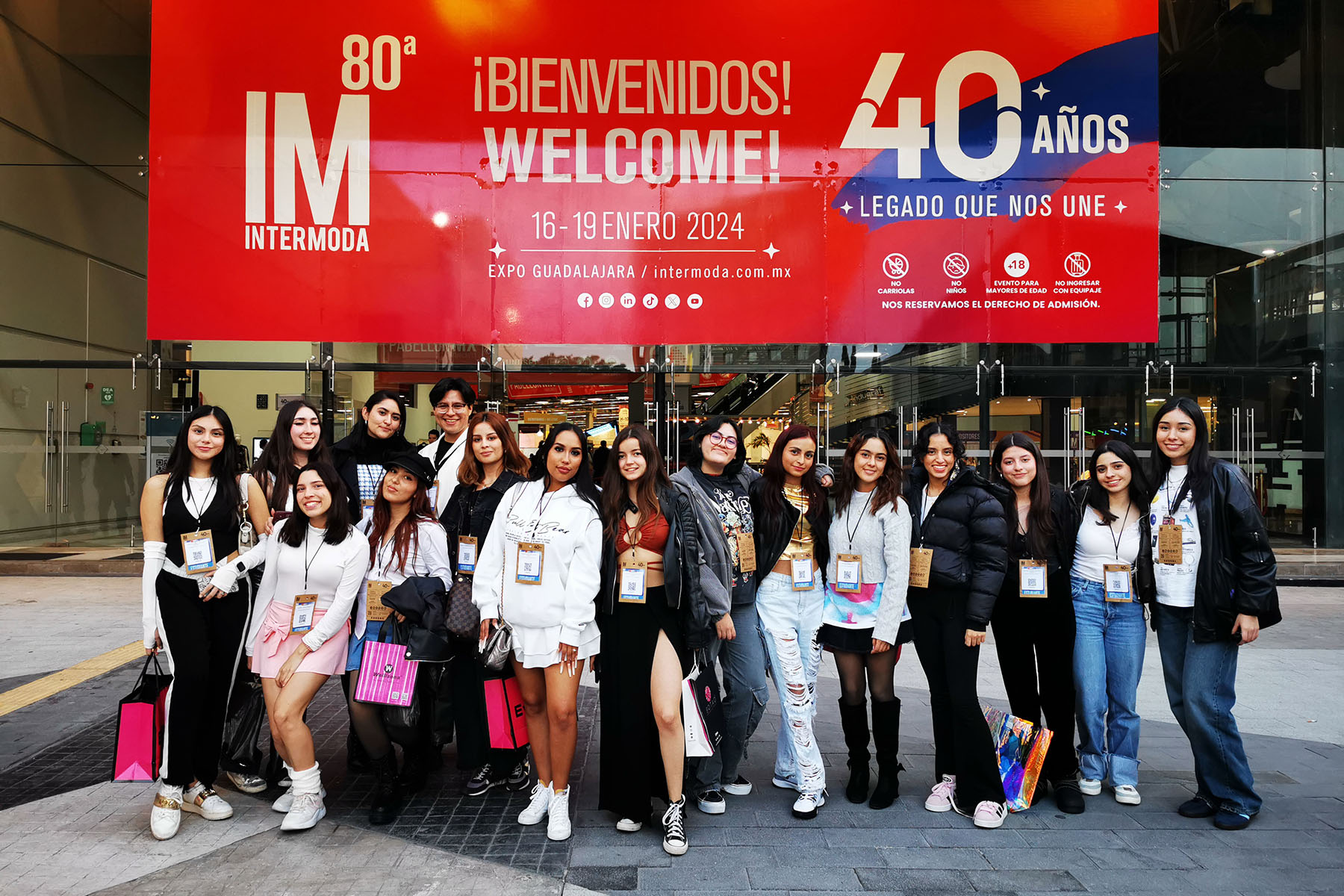 1 / 5 - Estudiantes de Diseño de Moda Asisten a la 80.a Edición de Intermoda en Guadalajara