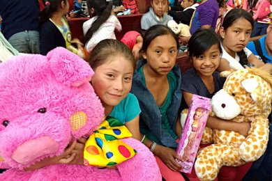 Entrega de juguetes en la comunidad de Ayahualulco